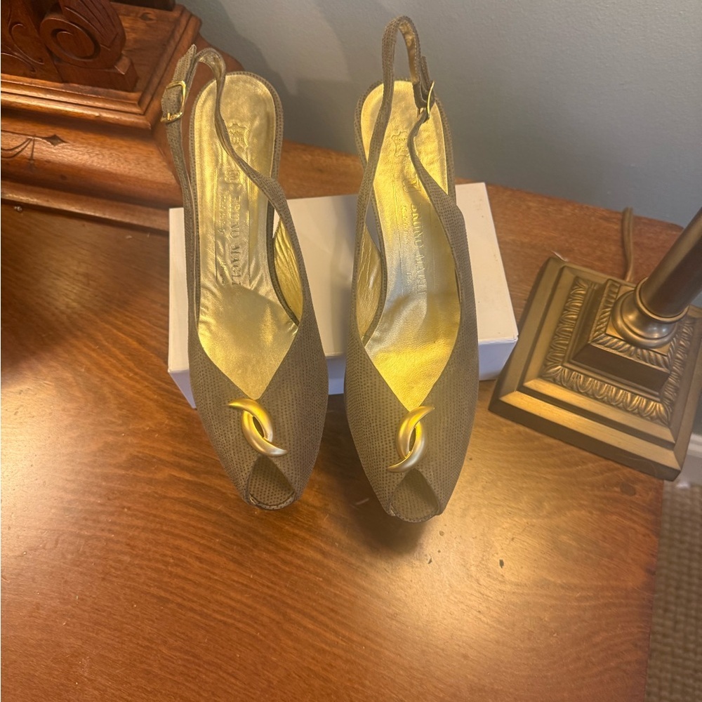 Bruno Magli Lily Taupe Slingback Peep-Toe Heels with Gold Accent Size 8 AA $245 - Picture 4 of 16